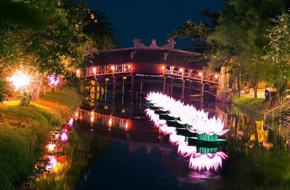 Cầu ngói Thanh Toàn về đêm.