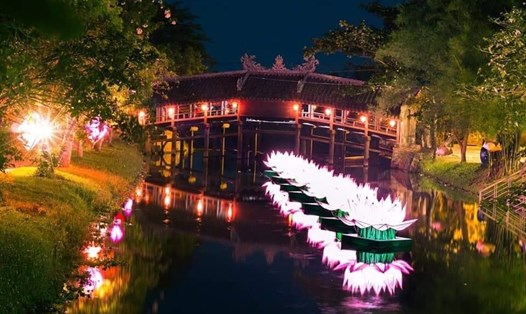 Cầu ngói Thanh Toàn về đêm.