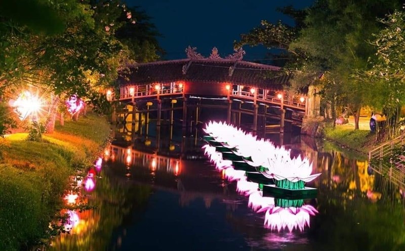 Cầu ngói Thanh Toàn về đêm.