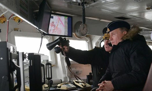 Tổng thống Vladimir Putin thị sát Nga phóng tên lửa siêu thanh. Ảnh: Sputnik