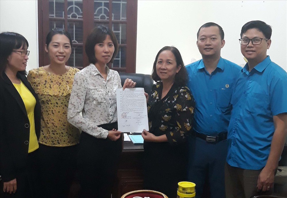 Đại diện Cục Thi hành án dân sự tỉnh Bắc Giang trao quyết định thi hành án cho Ban chấp hành CĐ Cty Trường Thành. Ảnh: PV