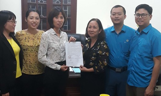 Đại diện Cục Thi hành án dân sự tỉnh Bắc Giang trao quyết định thi hành án cho Ban chấp hành CĐ Cty Trường Thành. Ảnh: PV