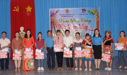 Thường trực LĐLĐ tỉnh Đắk Lắk và LĐLĐ huyện Ea Súp trao quà cho đoàn viên, CNVCLĐ có hoàn cảnh khó khăn.