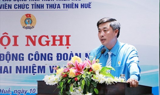 Ông Phạm Thanh Sơn - Chủ tịch Công đoàn viên chức tỉnh Thừa Thiên - Huế phát biểu tại hội nghị. Ảnh: PĐ.
