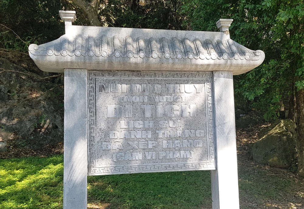 Núi Non Nước, Ninh Bình có tên cổ là Dục Thúy Sơn, nghĩa là "con chim chả” tắm bên dòng sông nước bạc, cao trên 100m. Núi nằm ở vị trí ngã ba sông, giao giữa sông Vân với sông Đáy. Ảnh: NT