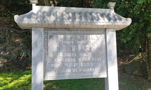 Núi Non Nước, Ninh Bình có tên cổ là Dục Thúy Sơn, nghĩa là "con chim chả” tắm bên dòng sông nước bạc, cao trên 100m. Núi nằm ở vị trí ngã ba sông, giao giữa sông Vân với sông Đáy. Ảnh: NT