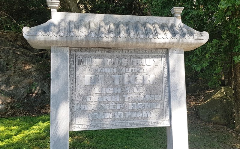 Núi Non Nước, Ninh Bình có tên cổ là Dục Thúy Sơn, nghĩa là "con chim chả” tắm bên dòng sông nước bạc, cao trên 100m. Núi nằm ở vị trí ngã ba sông, giao giữa sông Vân với sông Đáy. Ảnh: NT