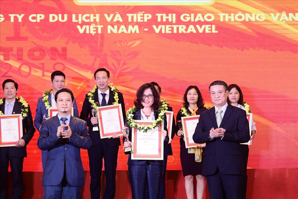 Đại diện Cty CP du lịch và tiếp thị Giao thông vận tải Việt Nam - Vietravel nhận chứng nhận vinh danh Top 10 Công ty Du lịch - Lữ hành uy tín năm 2019 từ Ban tổ chức.