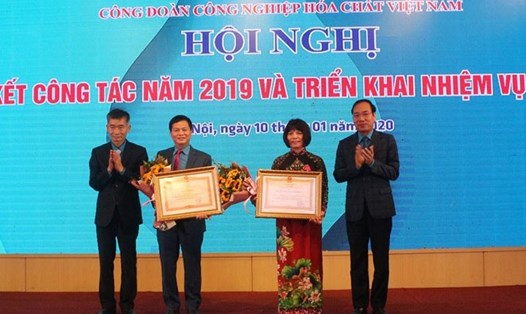 Phó Chủ tịch Tổng LĐLĐVN Việt Nam Trần Văn Thuật (đầu tiên bên trái) và Chủ tịch Công đoàn Công Thương Việt Nam Trần Quang Huy (đầu tiên bên phải) trao phần thưởng cho các cá nhân. Ảnh: N.Sơn