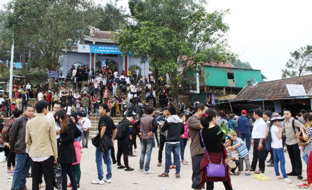 Du khách thập phương du xuân ở chùa Hương Tích. Ảnh: TT