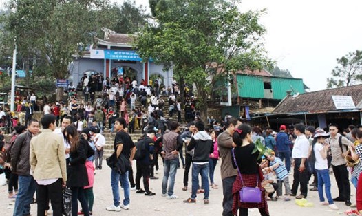 Du khách thập phương du xuân ở chùa Hương Tích. Ảnh: TT