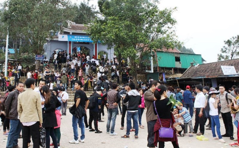 Du khách thập phương du xuân ở chùa Hương Tích. Ảnh: TT