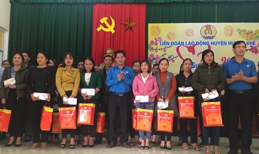Trao quà của LĐLĐ tỉnh Hà Tĩnh cho người lao động khó khăn