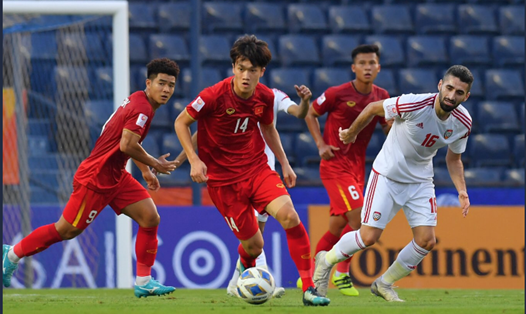 U23 UAE (áo trắng) đã tạo ra thế trân rất tốt trước U23 Việt Nam. Ảnh: AFC.