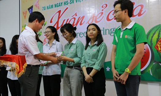 Sinh viên có hoàn cảnh khó khăn tại Đà Nẵng được tặng vé xe Tết miễn phí.