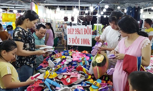 Công nhân mua sắm hàng ưu đãi tại một hội chợ công nhân ở Khu công nghiệp Biên Hòa 2, Đồng Nai do Công đoàn tổ chức. Ảnh: H.A.C