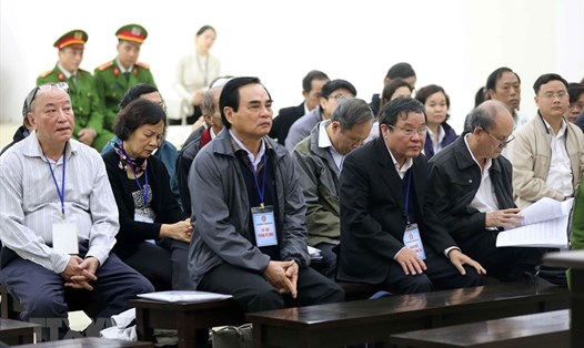 Các bị cáo trong vụ thâu tóm nhà đất công sản ở Đà Nẵng, tại phiên tòa sơ thẩm. Ảnh: NH.