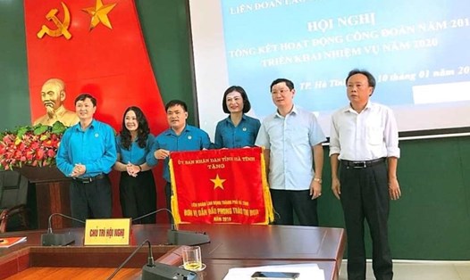LĐLĐ thành phố Hà Tĩnh được nhận cờ thi đua xuất sắc của UBND tỉnh Hà Tĩnh