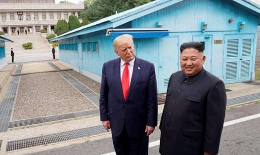 Tổng thống Mỹ Donald Trump gặp gỡ Nhà lãnh đạo Triều Tiên Kim Jong-un tại khu vực phi quân sự chia cắt Triều Tiên và Hàn Quốc, thuộc Bàn Môn Điếm, ngày 30.6.2019. Ảnh: Reuters