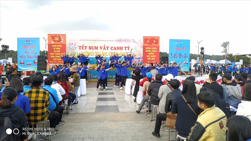 Công đoàn viên chức Lâm Đồng biểu diễn văn nghệ