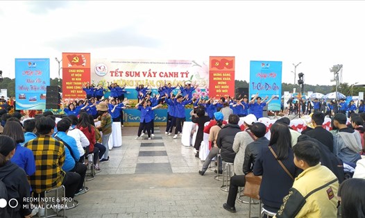 Công đoàn viên chức Lâm Đồng biểu diễn văn nghệ