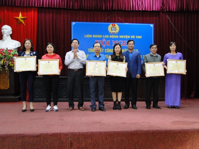 Lãnh đạo Liên đoàn Lao động tỉnh, Huyện ủy Vũ thư trao bằng khen của Tổng Liên đoàn cho các tập thể và cá nhân.