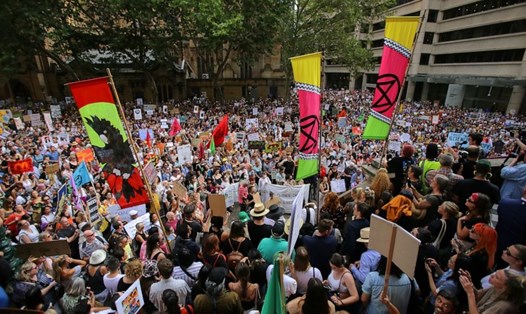Những người biểu tình giơ cáo các biểu ngữ trong cuộc biểu tình chống biến đổi khí hậu ở Sydney ngày 10.1.2020. Ảnh: Reuters