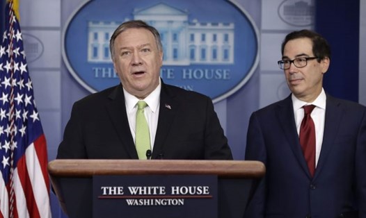 Ngoại trưởng Mike Pompeo (trái) và Bộ trưởng Tài chính Steve Mnuchin thông báo về các biện pháp trừng phạt bổ sung với Iran. Ảnh: AP.