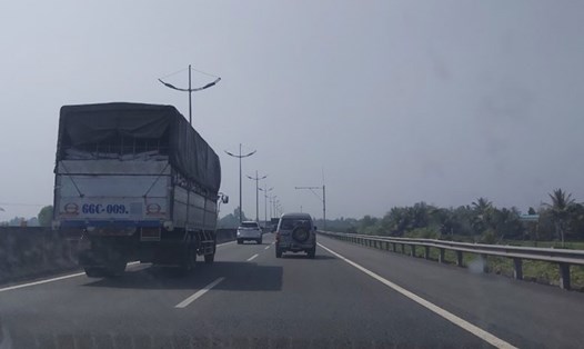 Xe tải với tốc độ "rùa bò" nhưng luôn đi trên làn trái của cao tốc TPHCM - Trung Lương. Ảnh: PV
