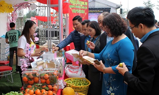 Các đại biểu tham quan mua sắm tại gian hàng Phiên chợ Tết công nhân 2020. Ảnh MD