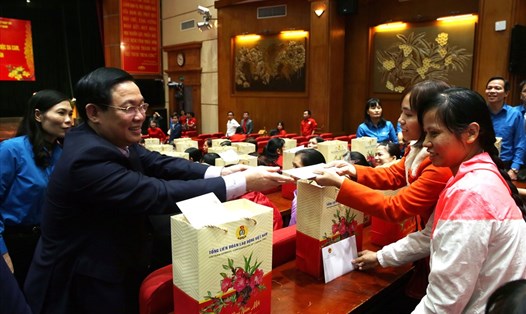 Phó Thủ tướng Vương Đình Huệ trao quà cho công nhân lao động có hoàn cảnh khó khăn, gia đình chính sách, hộ nghèo tại Vĩnh Phúc. Ảnh Thanh Chung.