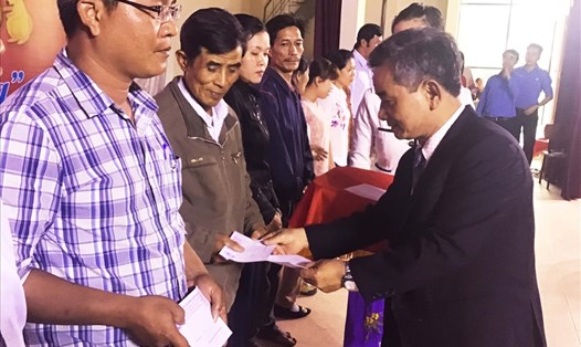 Chủ tịch LĐLĐ huyện Đại Lộc Nguyễn Khắc Xuyên trao quà Tết cho đoàn viên, CNVCLĐ có hoàn cảnh khó khăn