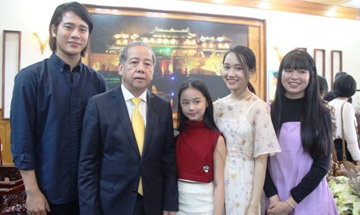 Chủ tịch UBND tỉnh Thừa Thiên - Huế Phan Ngọc Thọ chụp ảnh lưu niệm cùng với các nhân vật chính trong phim khi đoàn đến thăm UBND tỉnh.