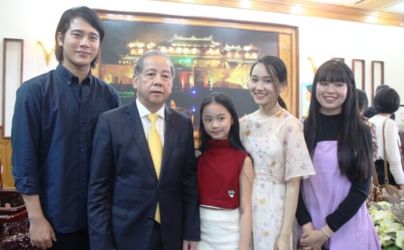 Chủ tịch UBND tỉnh Thừa Thiên - Huế Phan Ngọc Thọ chụp ảnh lưu niệm cùng với các nhân vật chính trong phim khi đoàn đến thăm UBND tỉnh.