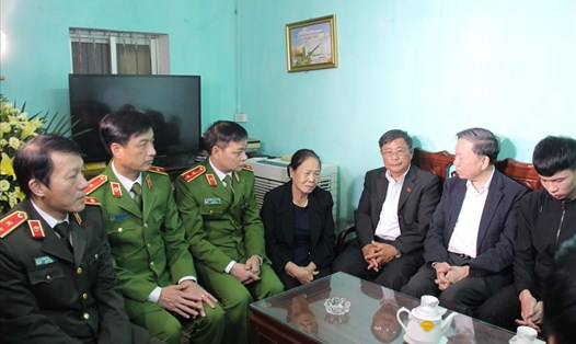 Bộ trưởng Tô Lâm cùng Đoàn công tác chia sẻ nỗi đau với gia đình đồng chí Nguyễn Huy Thịnh. Ảnh BCA