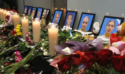 Hoa và nến đặt trước di ảnh của các thành viên phi hành đoàn chuyến bay 737-800 của Ukraina ngày 11.1. 2020. Ảnh: AP
