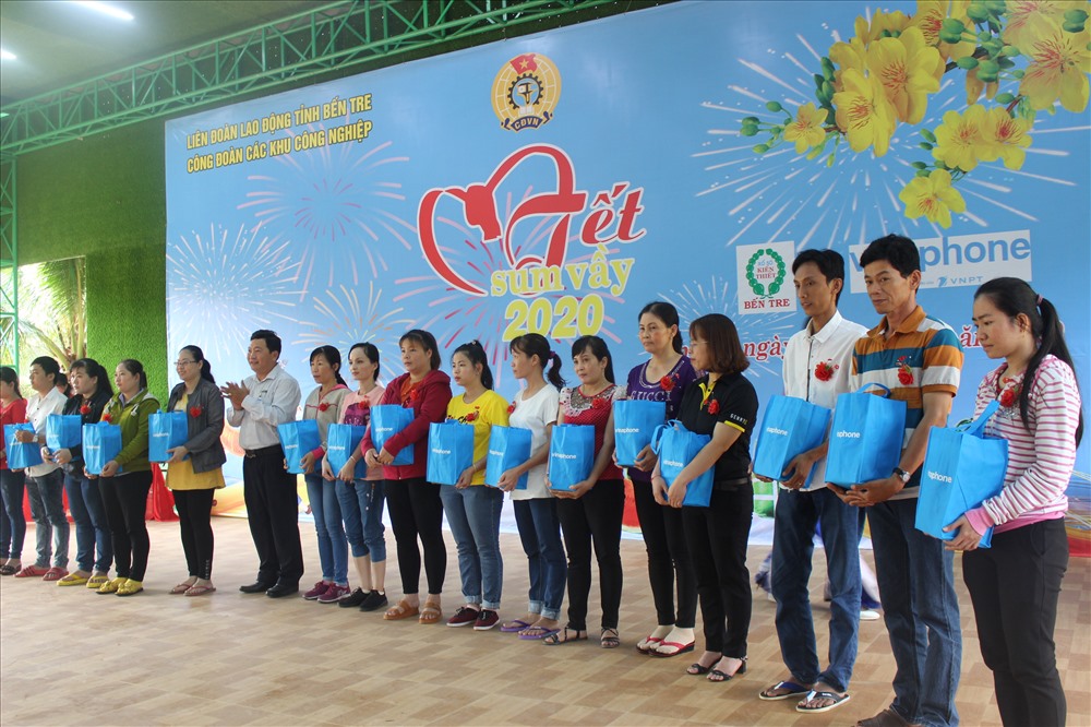 CNLĐ tỉnh Bến Tre nhận quà tại "Tết Sum vầy". Ảnh: K.Q