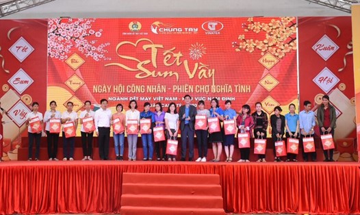 Phó chủ tịch Tổng Liên đoàn Lao động Việt Nam trao quà hỗ trợ cho công nhân. Ảnh: C.Đ.D.M