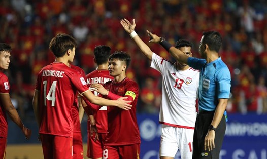 VAR giúp U.23 Việt Nam không phải nhận một quả penalty. Ảnh: Phạm Hữu