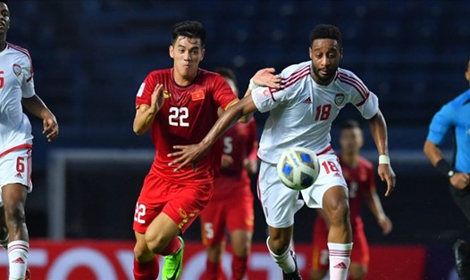 Tiền đạo Tiến Linh bị các hậu vệ U23 UAE kèm rất chặt, nên không tạo ra được cơ hội nào thật sự nguy hiểm. Ảnh: AFC.