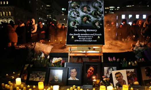 Nến và hoa tưởng nhớ các nạn nhân thiệt mạng trong vụ tai nạn máy bay Ukraina. Ảnh: The Daily Beast