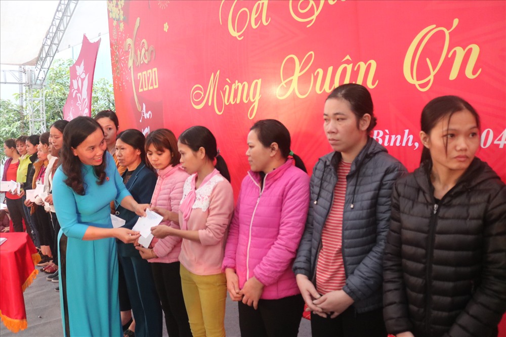 Đồng chí Phạm Thị Thắng - Chủ tịch Công đoàn các Khu công nghiệp tỉnh Thái Bình trao quà cho đoàn viên.