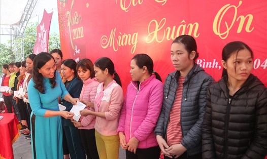Đồng chí Phạm Thị Thắng - Chủ tịch Công đoàn các Khu công nghiệp tỉnh Thái Bình trao quà cho đoàn viên.