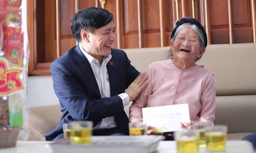 Bí thư Tỉnh ủy Đắk Lắk Bùi Văn Cường thăm nhà bà Đào Thị Lục (102 tuổi) - người có 2 con là liệt sĩ.  Ảnh: HL