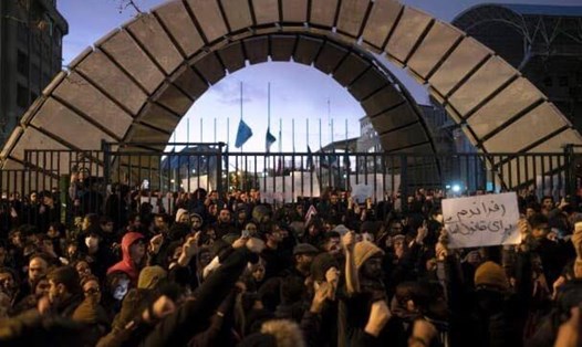 Những người biểu tình Iran tập trung trước cổng trường đại học và thắp nến tưởng niệm nạn nhân vụ tai nạn máy bay Ukraina hôm 11.1. Ảnh: Getty Images