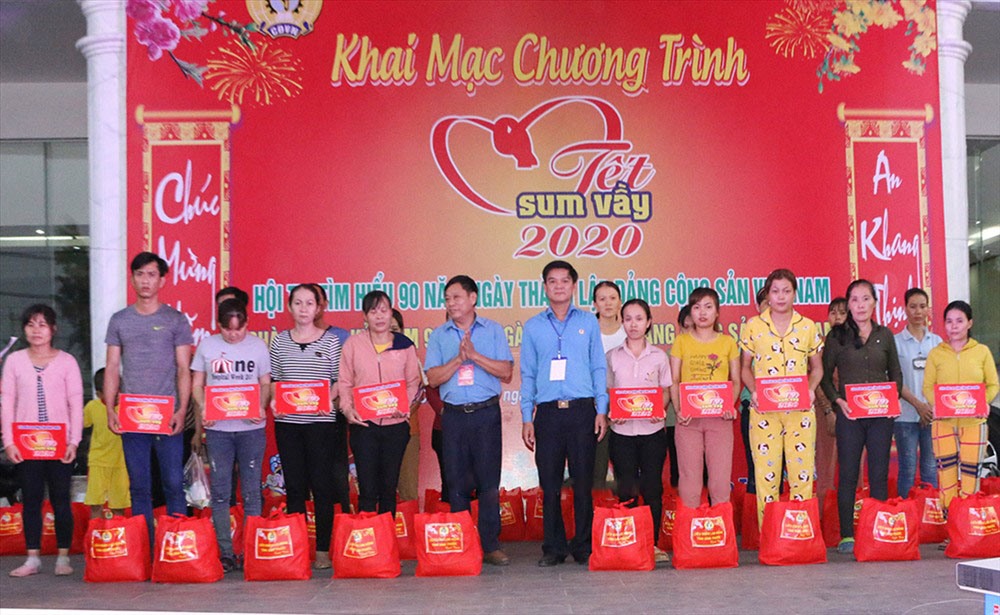 Tặng quà cho công nhân lao động tại chương trình Tết sum vầy 2020