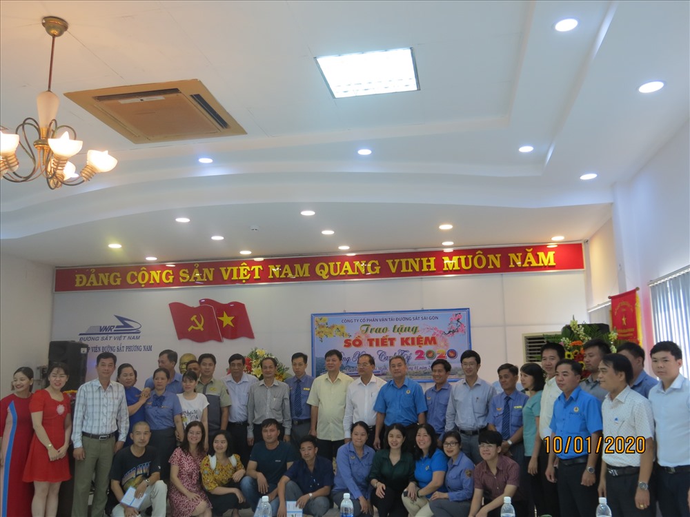 Trao sổ tiết kiệm cho công nhân lao động có hoàn cảnh khó khăn