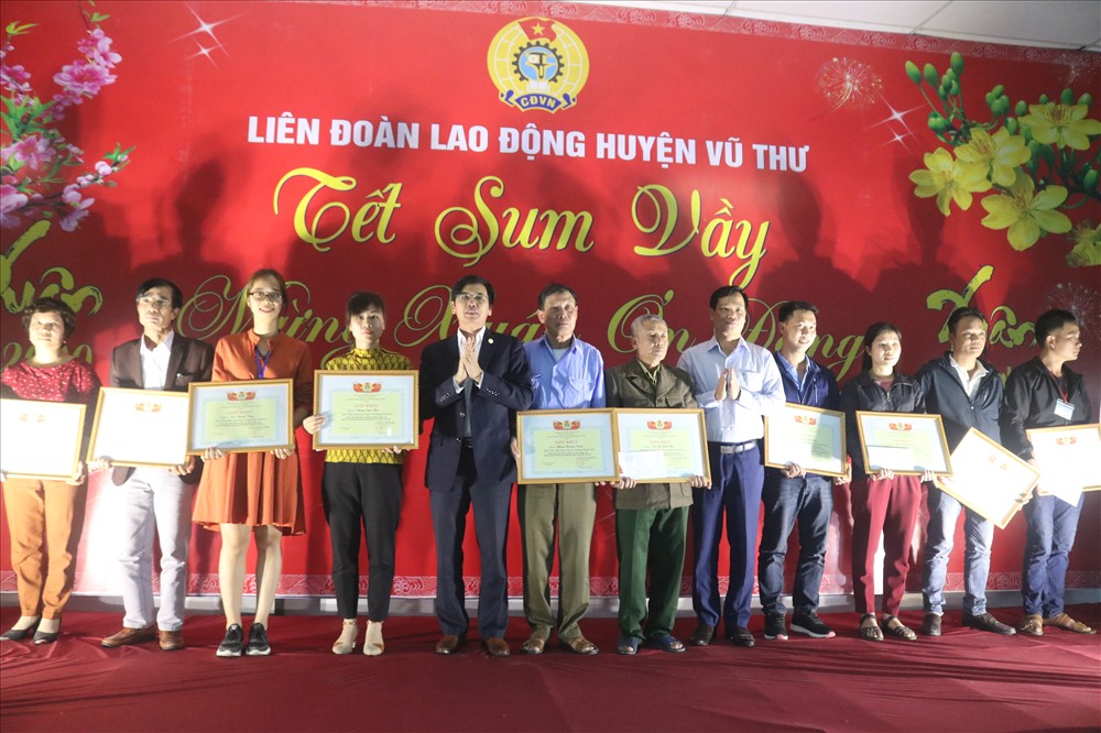 Lãnh đạo huyện ủy, Liên đoàn lao động tỉnh trao khen thưởng cho các đảng viên được tuyên dương.
