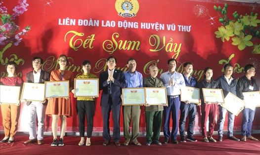 Lãnh đạo huyện ủy, Liên đoàn lao động tỉnh trao khen thưởng cho các đảng viên được tuyên dương.