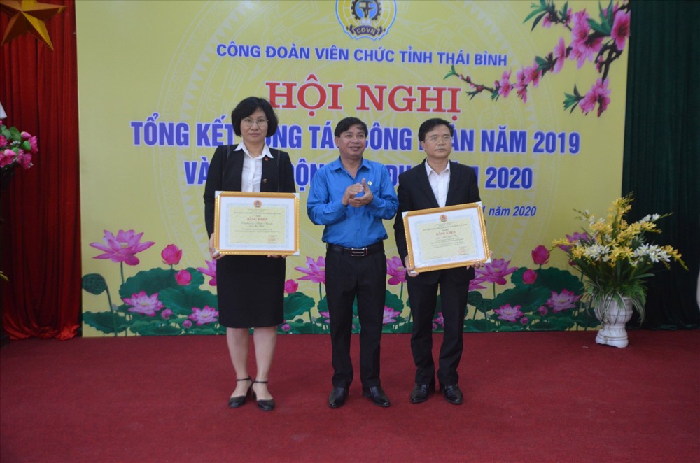 Lãnh đạo Liên đoàn Lao động tỉnh trao bằng khen của Tổng Liên đoàn Lao động Việt Nam cho tập thể và cá nhân đã có thành tích xuất sắc trong hoạt động công đoàn năm 2019.